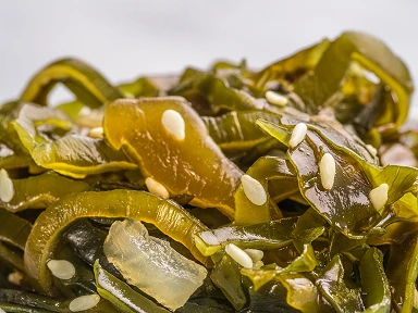Seaweed containing fucoidan, a rare polysaccharide from the cell wall of brown seaweed in Roanga ATU, which supports the immune system and works at the cellular level